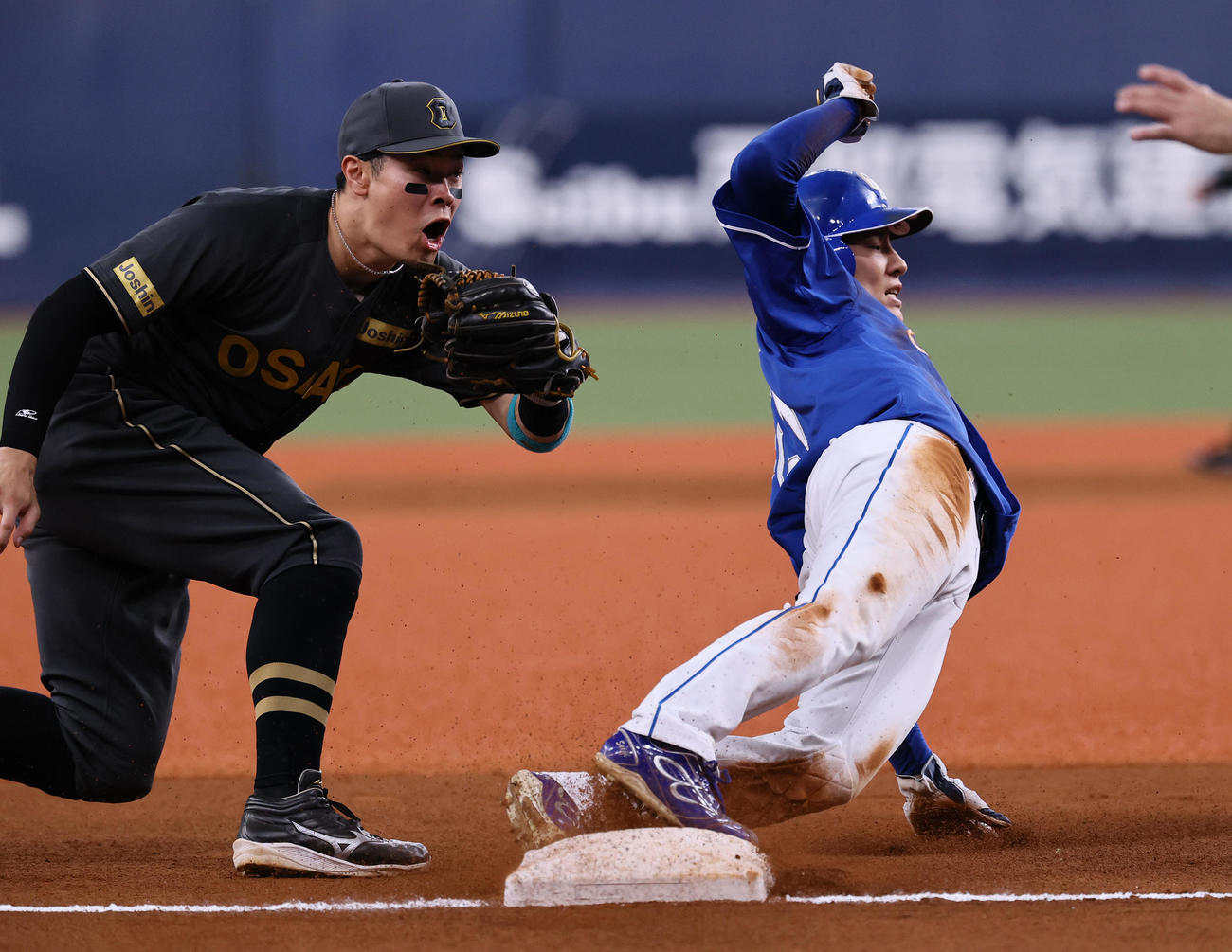 阪神対中日　6回表中日1死一塁、二盗を決めた上林は、送球が逸れる間に三塁を狙うもタッチアウトになる。野手佐藤輝（撮影・藤尾明華）