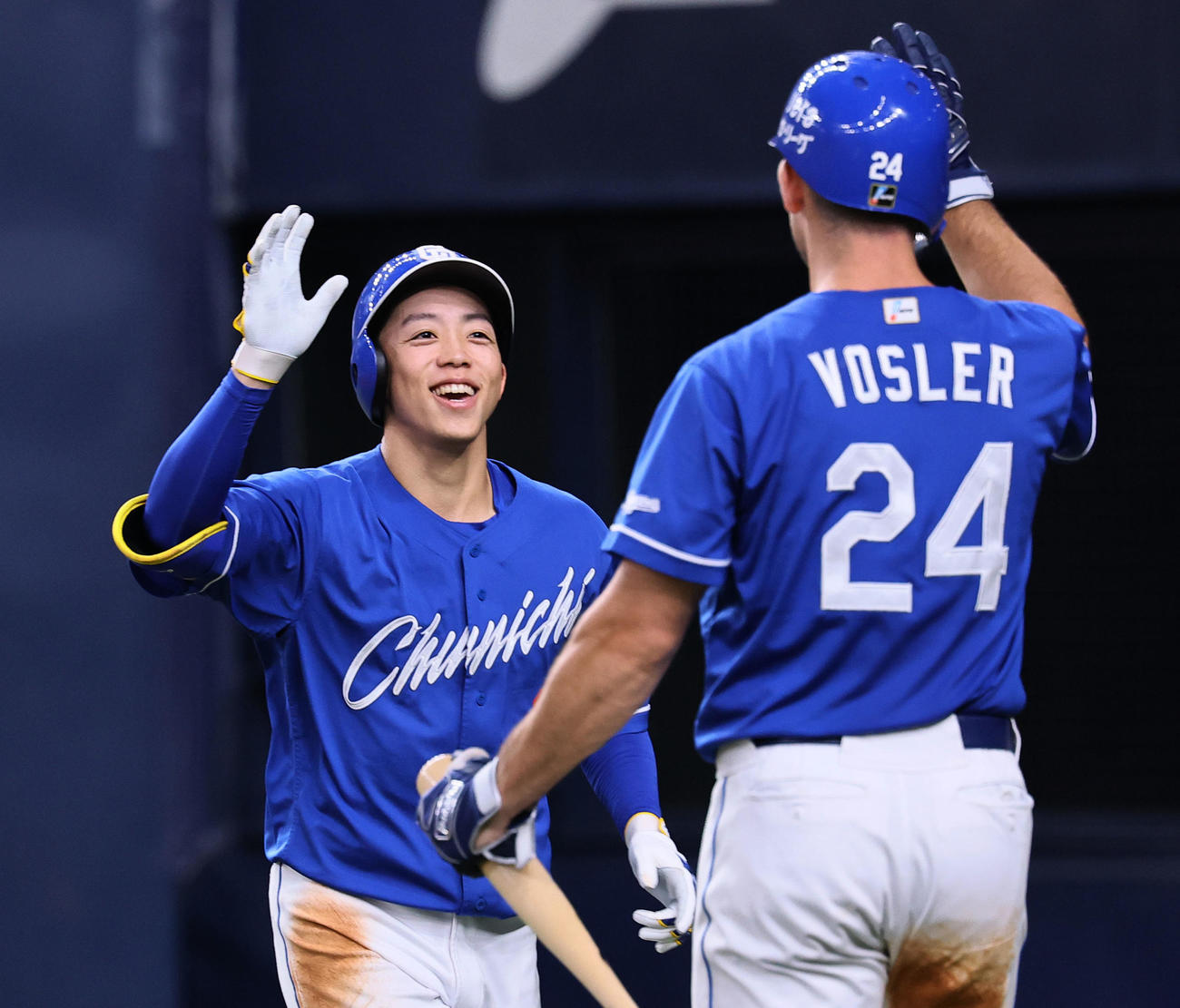 阪神対中日　7回表中日無死、本塁打を放ち笑顔でタッチを交わす岡林（撮影・藤尾明華）