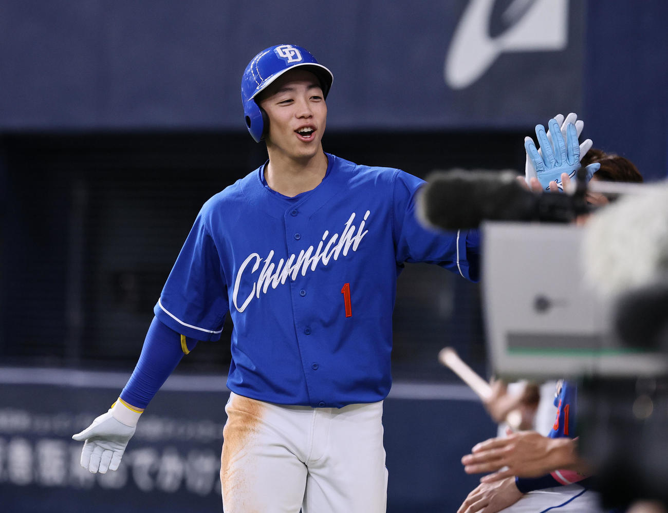 阪神対中日　7回表中日無死、本塁打を放ち笑顔でナインとタッチを交わす岡林（撮影・藤尾明華）