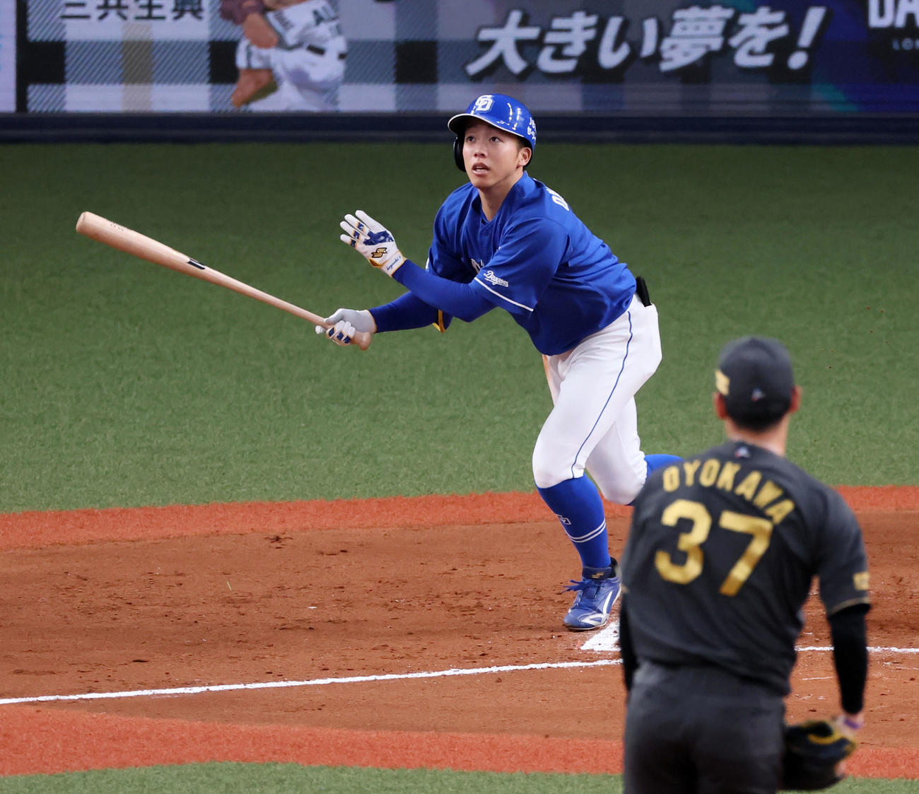 阪神対中日　7回表中日無死、岡林は右越えソロ本塁打を放つ。投手及川（撮影・加藤哉）