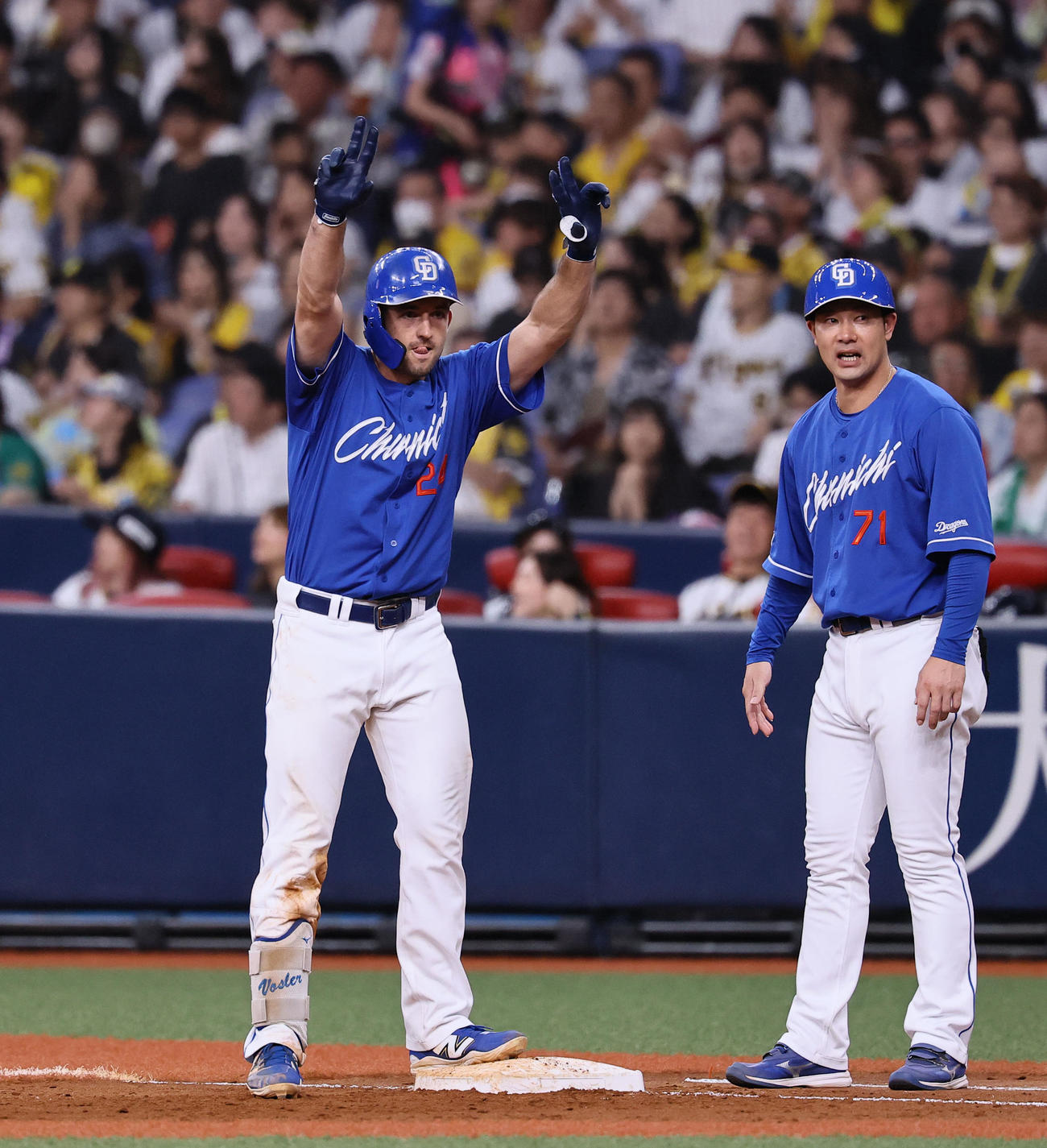 阪神対中日　5回表中日1死一、二塁、ボスラーは中前適時打を放ちポーズをとる（撮影・藤尾明華）