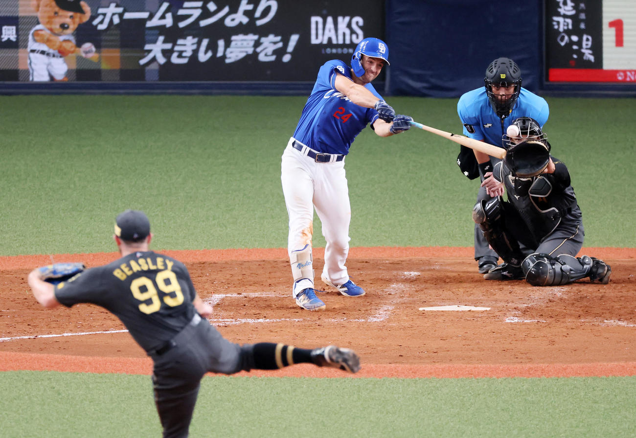 阪神対中日　5回表中日1死一、二塁、ボスラーは中前適時打を放つ。投手ビーズリー（撮影・加藤哉）