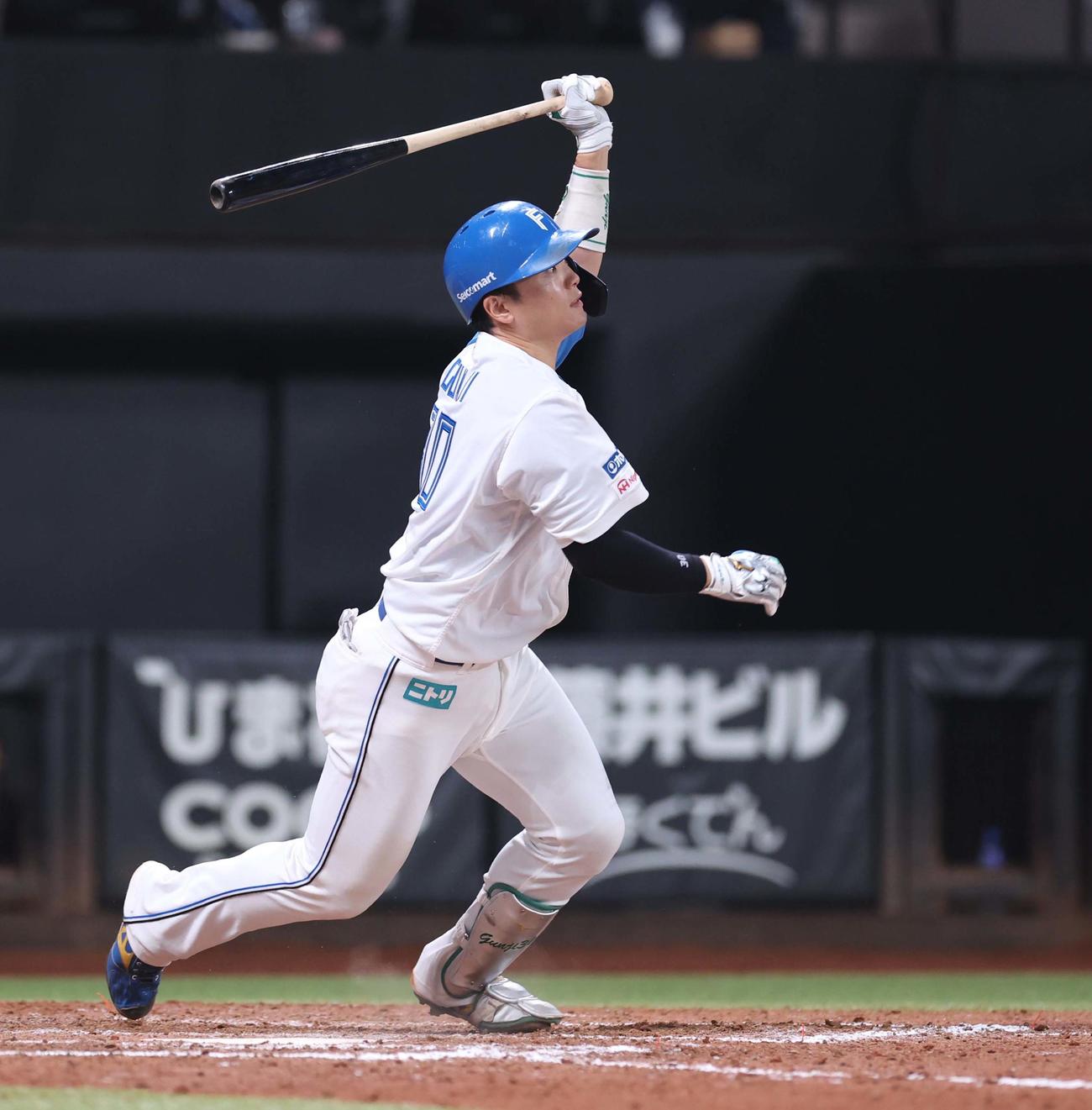 日本ハム対オリックス　9回裏日本ハム2死一、二塁、三前内野安打を放つ郡司（撮影・黒川智章）