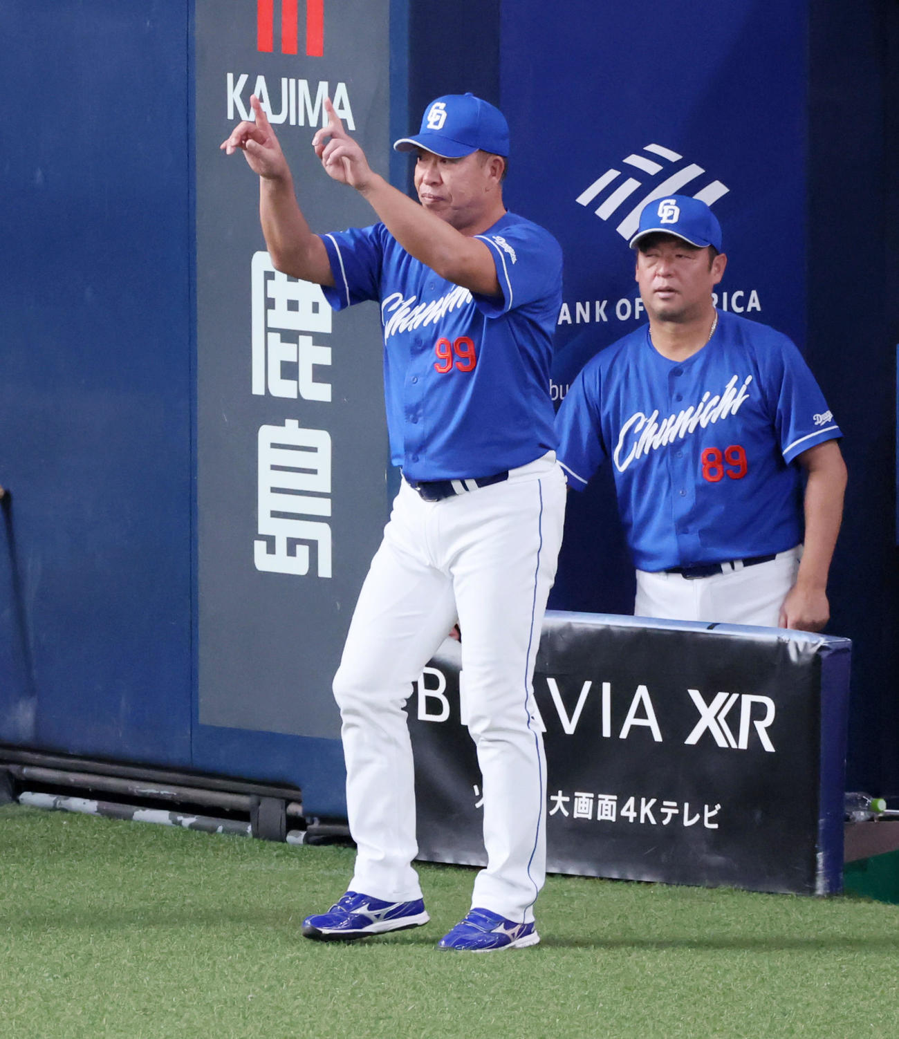 阪神対中日　4回表中日無死一塁、井上監督は一塁走者山本の二塁判定にリクエストする（撮影・加藤哉）