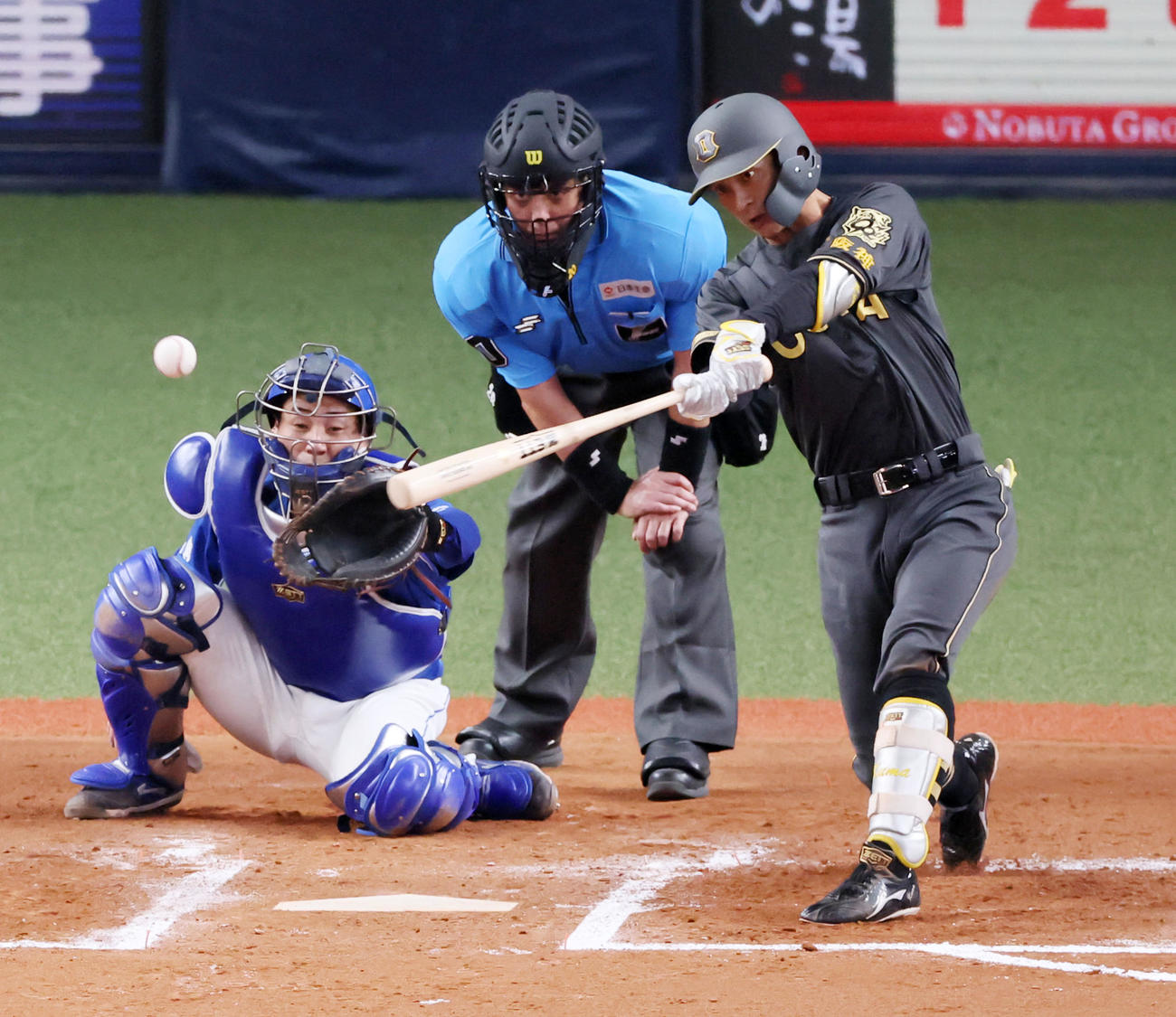 阪神対中日　6回裏阪神2死一、三塁、熊谷は中前適時打を放つ（撮影・加藤哉）