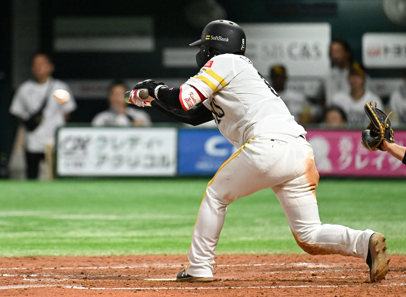 ソフトバンク対西武　3回裏ソフトバンク無死一塁、今宮は送りバント成功（撮影・林敢治）