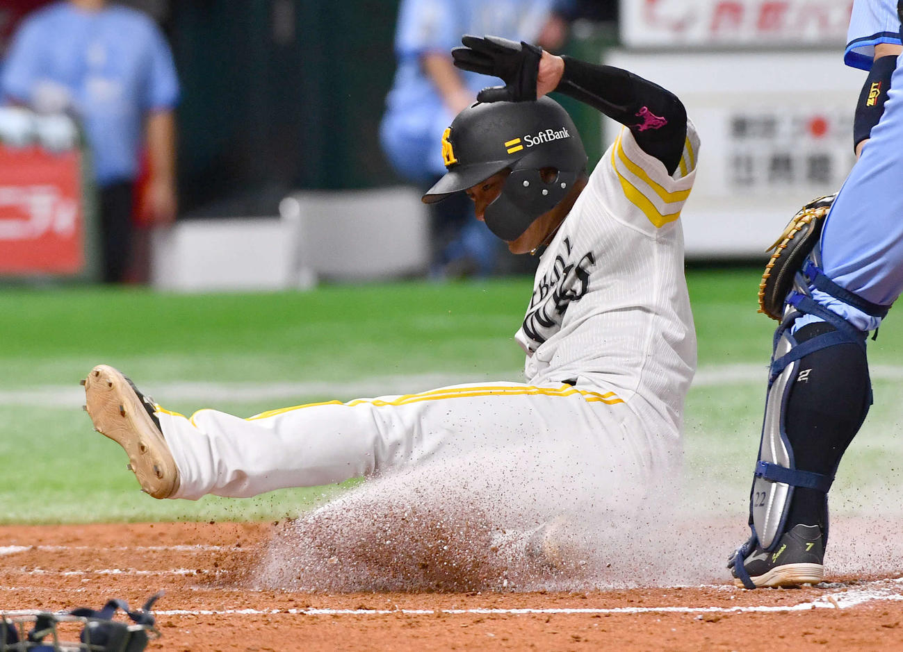 ソフトバンク対西武　2回裏ソフトバンク2死一、二塁、柳町の中前同点適時打で生還する二塁走者の今宮（撮影・岩下翔太）
