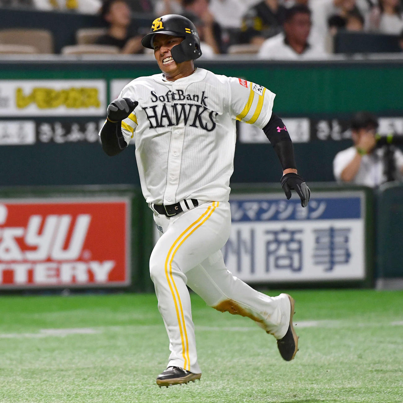 ソフトバンク対西武　2回裏ソフトバンク2死一、二塁、柳町の中前同点適時打で生還する二塁走者の今宮（撮影・岩下翔太）
