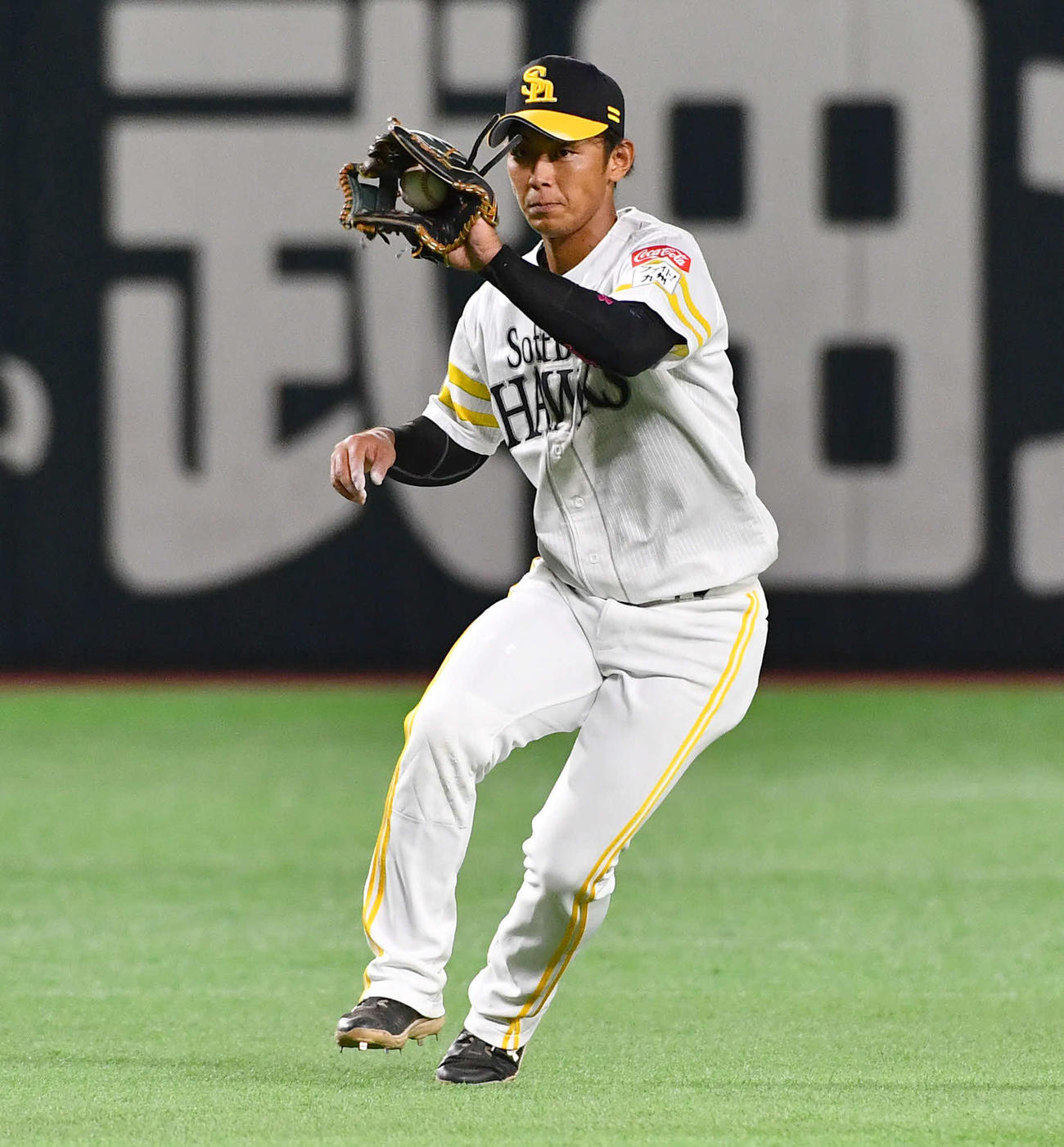 ソフトバンク対西武　2回表西武2死一、三塁、渡部聖の遊ゴロを処理する今宮（撮影・岩下翔太）