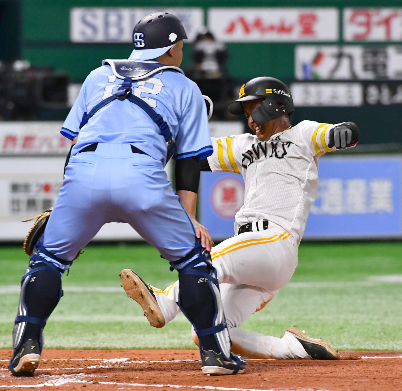 ソフトバンク対西武　2回裏ソフトバンク2死一、二塁、柳町の中前同点適時打で生還する二塁走者の今宮（撮影・岩下翔太）