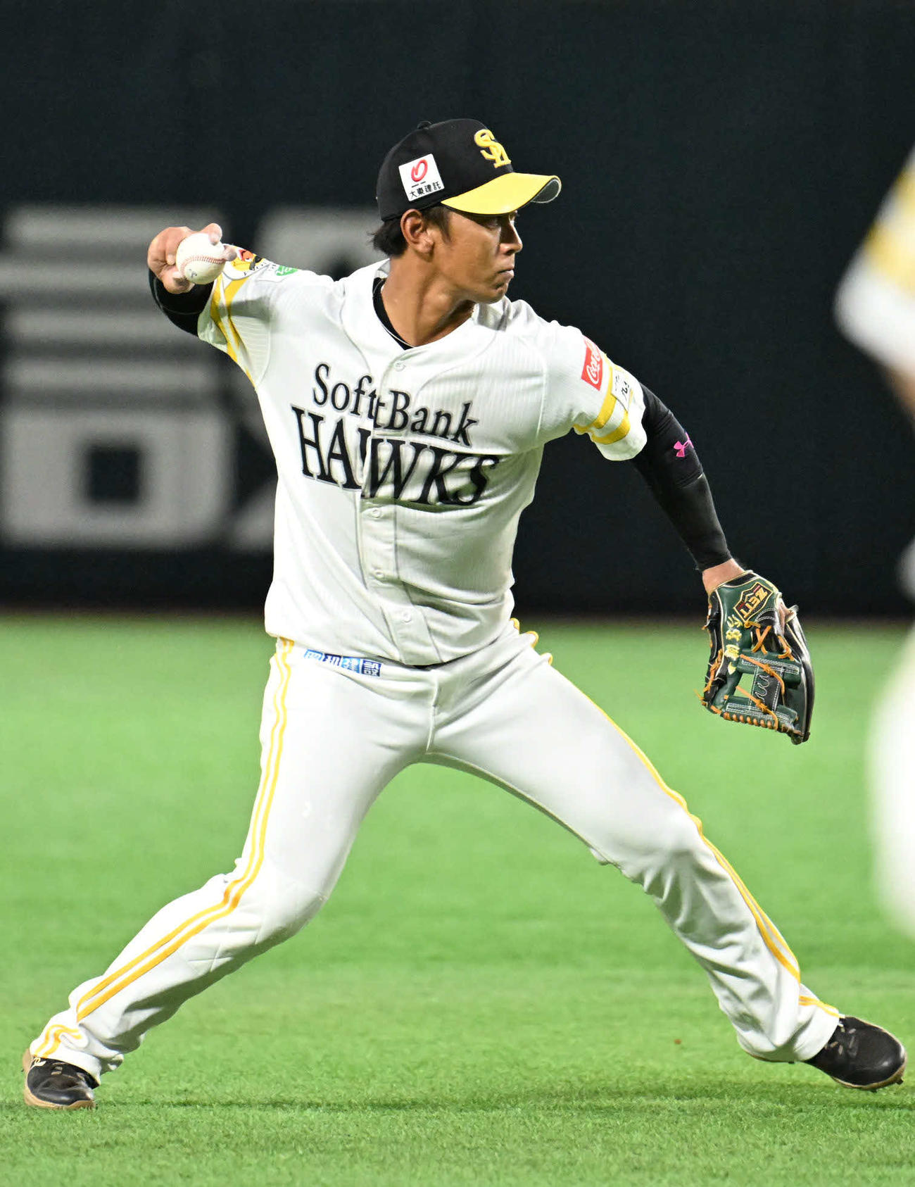 ソフトバンク対西武　2回表西武2死一、三塁、打者渡部聖の打球を捕球し一塁に送球する今宮（撮影・林敢治）
