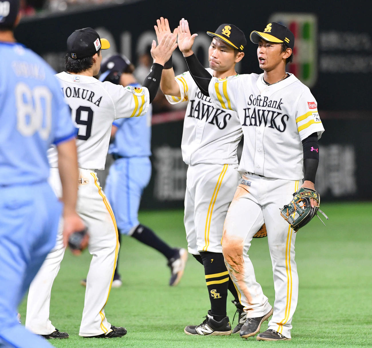 ソフトバンク対西武　西武に勝利し、ナインとハイタッチする今宮（右）（撮影・岩下翔太）