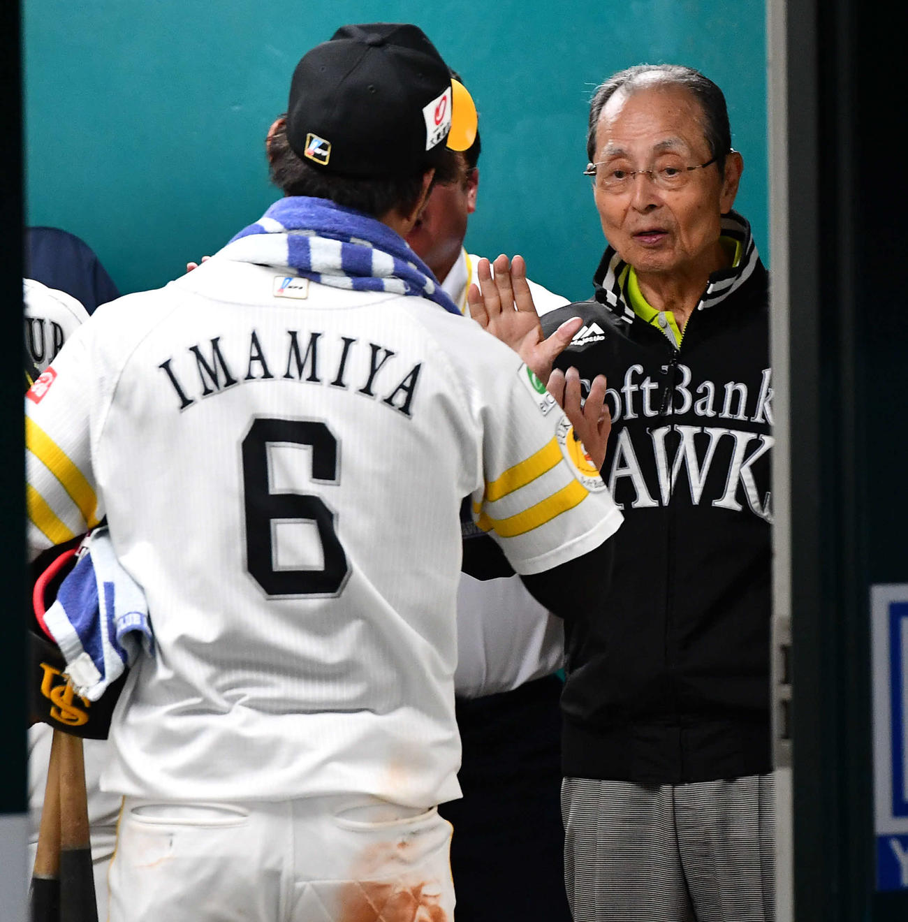ソフトバンク対西武　西武に勝利し、ベンチ裏で今宮（左）とハイタッチする王球団会長（撮影・岩下翔太）