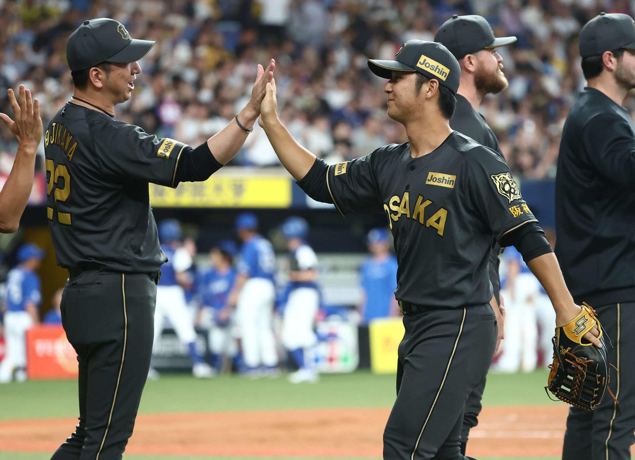 阪神対中日　藤川監督（左）とハイタッチする井坪（撮影・上田博志）
