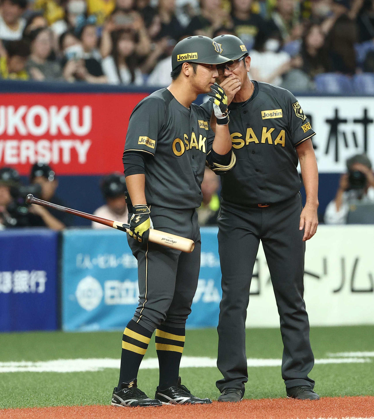 阪神対中日　4回裏阪神無死一塁、田中コーチ（右）からサインを聞く井坪（撮影・上田博志）
