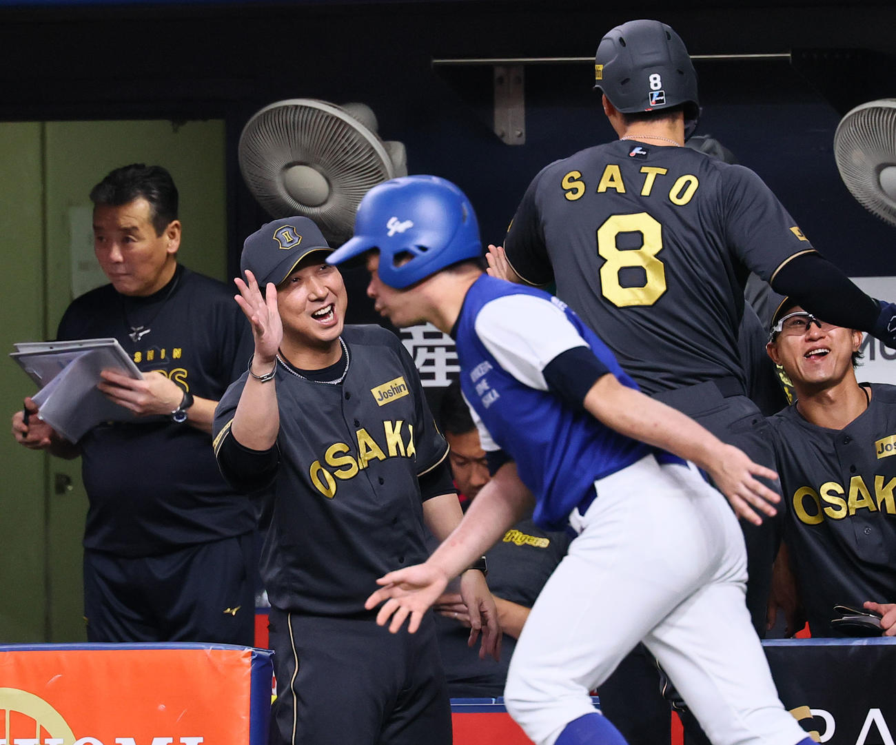 阪神対中日　2回裏阪神1死一、二塁、栄枝の右前適時打で生還した佐藤輝を出迎える藤川監督（撮影・藤尾明華）