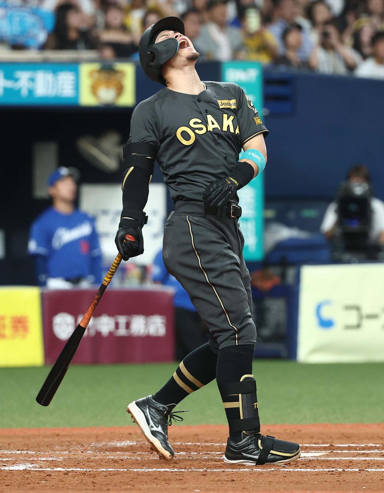 阪神対中日　7回裏阪神無死一塁、佐藤輝は遊飛に倒れる（撮影・上田博志）