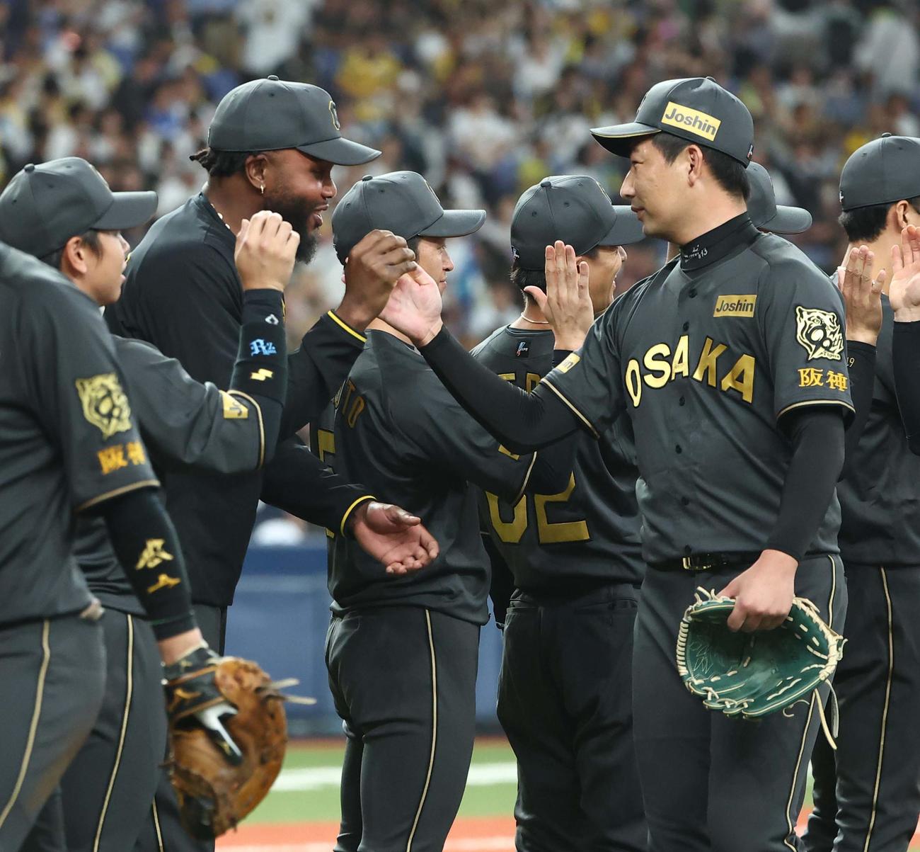 阪神対中日　ドリス（左から2人目）は岩崎から勝利球を受け取る（撮影・上田博志）