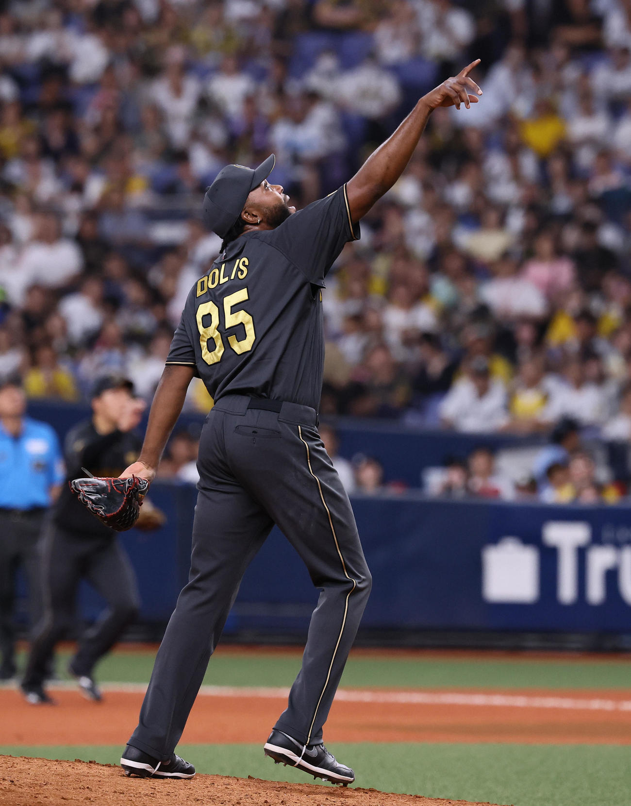 阪神対中日　6回表中日無死、大島を捕邪飛に打ち取り打球を指さすドリス（撮影・藤尾明華）