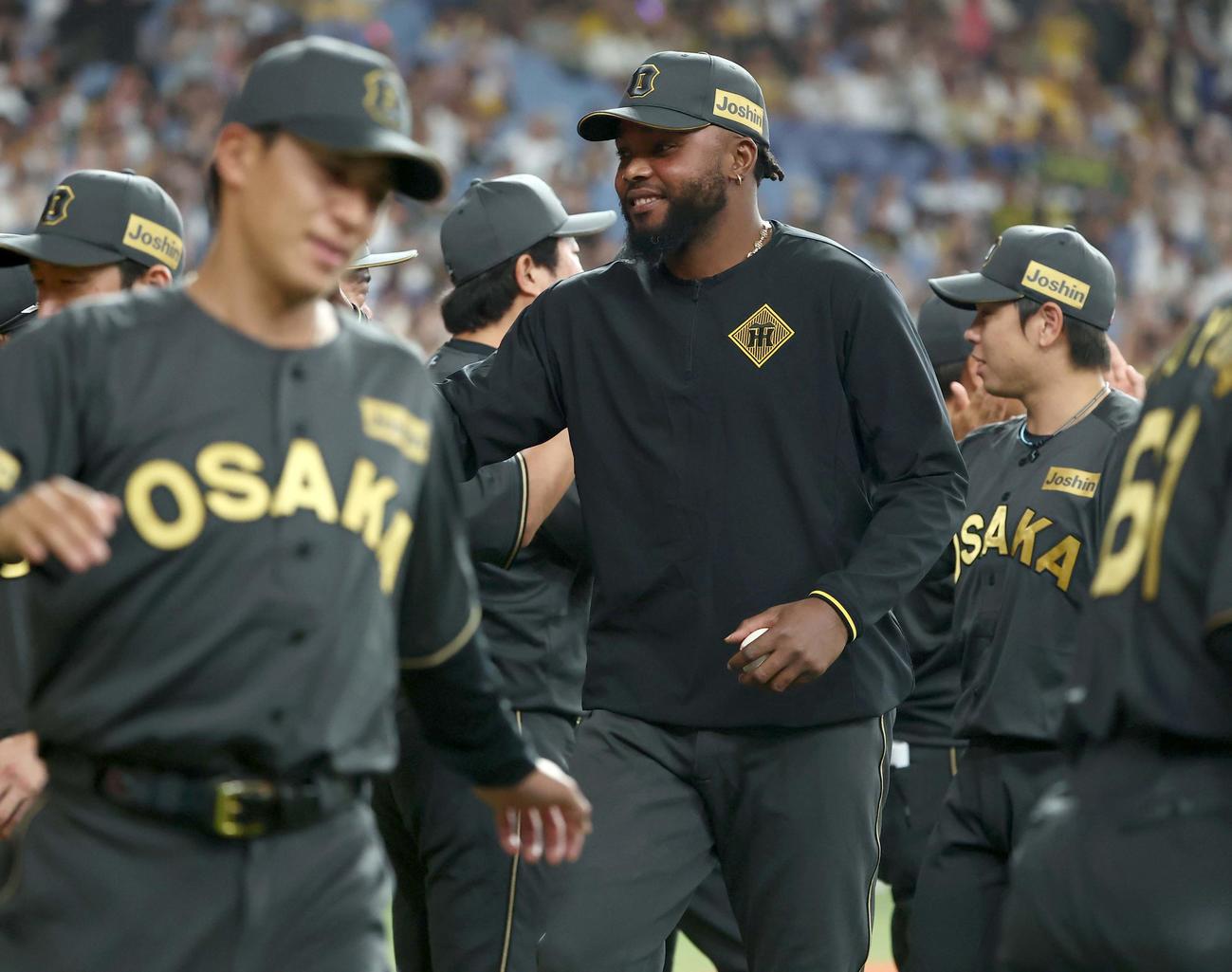 阪神対中日　ドリスは勝利球を手にナインとハイタッチをする（撮影・上田博志）