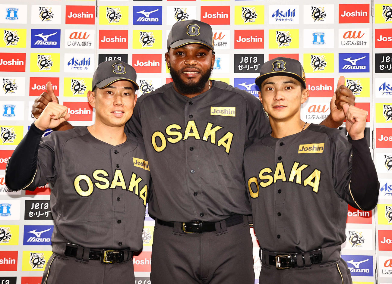 阪神対中日　お立ち台でガッツポーズをする左から糸原、ドリス、熊谷（撮影・上田博志）