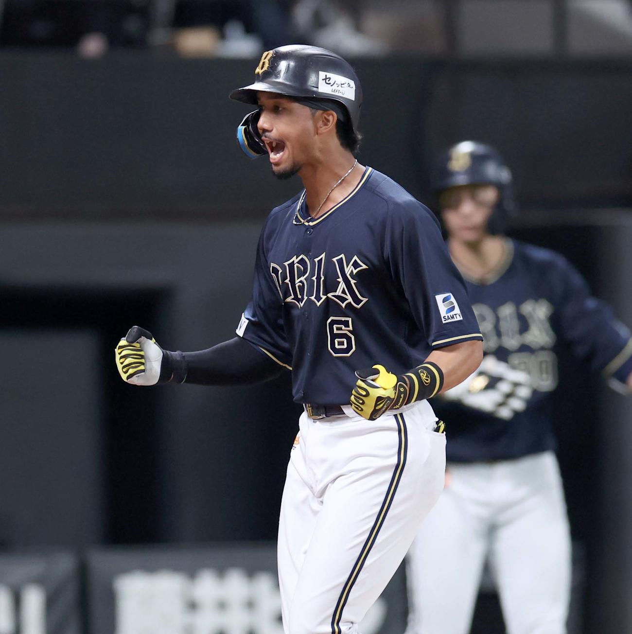 日本ハム対オリックス　5回表オリックス1死満塁、右越え満塁本塁打を放ち叫ぶ宗（撮影・黒川智章）