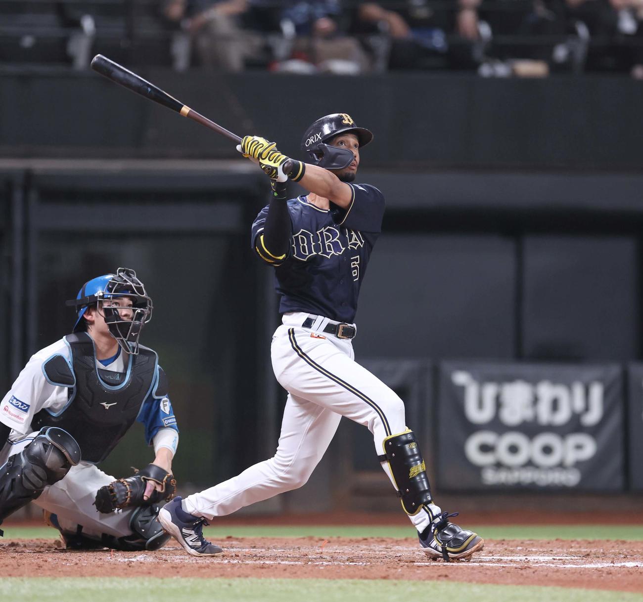 日本ハム対オリックス　5回表オリックス1死満塁、右越え満塁本塁打を放つ宗（撮影・黒川智章）