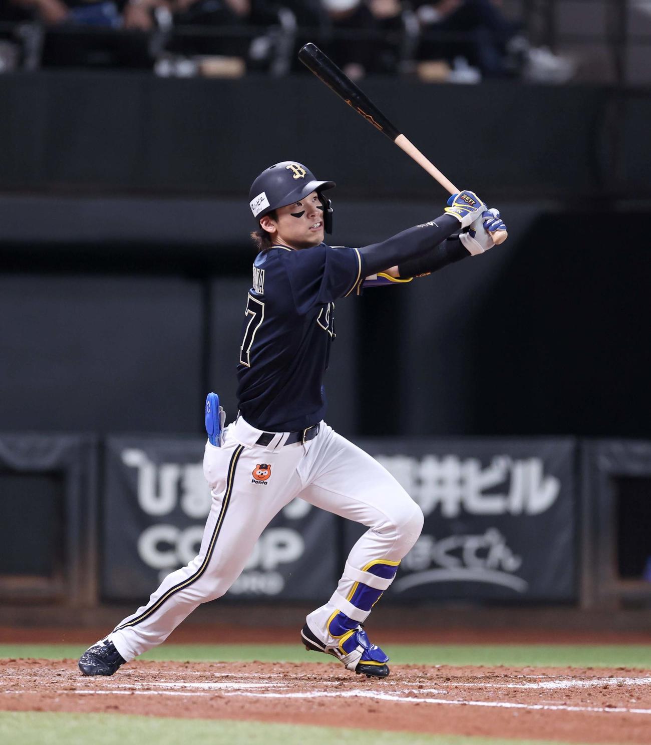 日本ハム対オリックス　5回表オリックス1死、右越え本塁打を放つ中川（撮影・黒川智章）