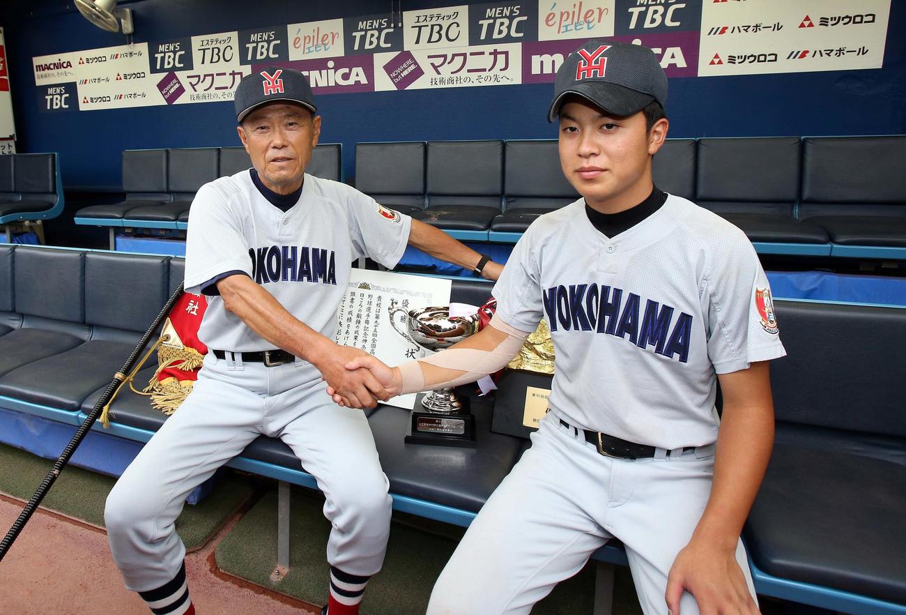 13年7月、第95回全国高校野球　神奈川大会決勝　平塚学園対横浜　優勝し、握手をかわす横浜・渡辺元智監督（左）と孫の渡辺佳明