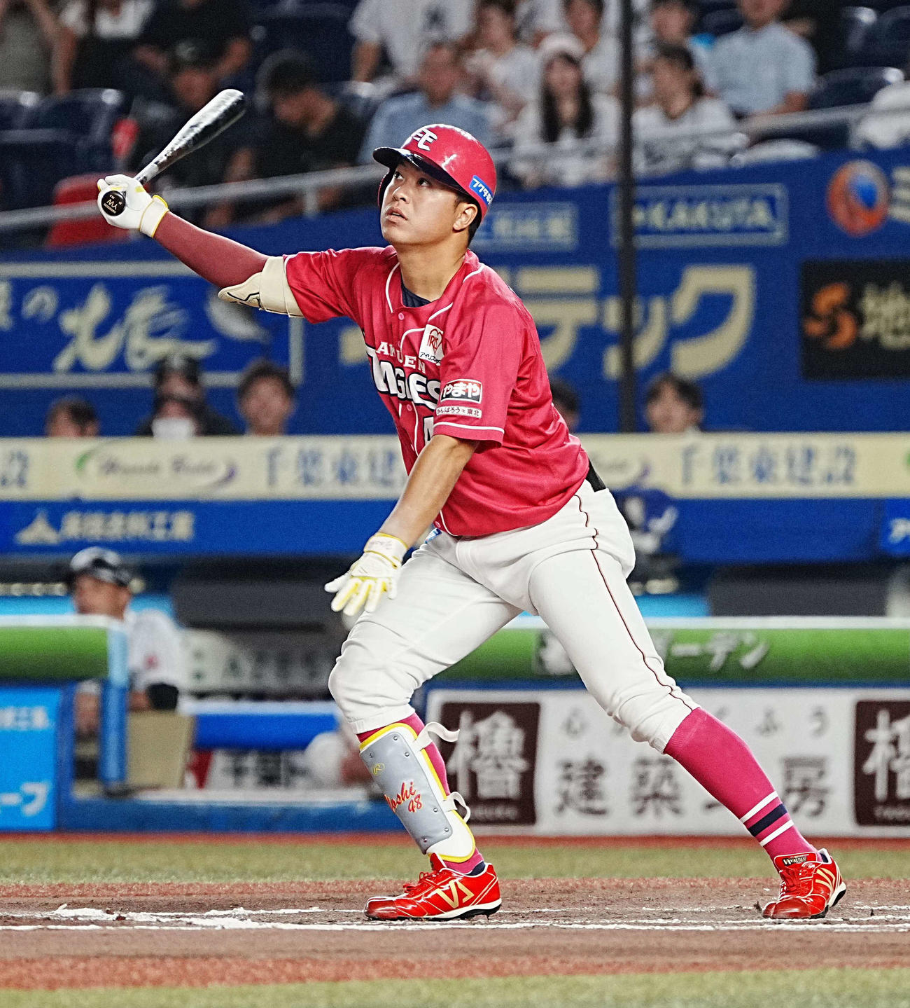 ロッテ対楽天　延長10回表楽天1死満塁、代打渡辺佳は勝ち越しの左犠飛を放つ（撮影・小沢裕）