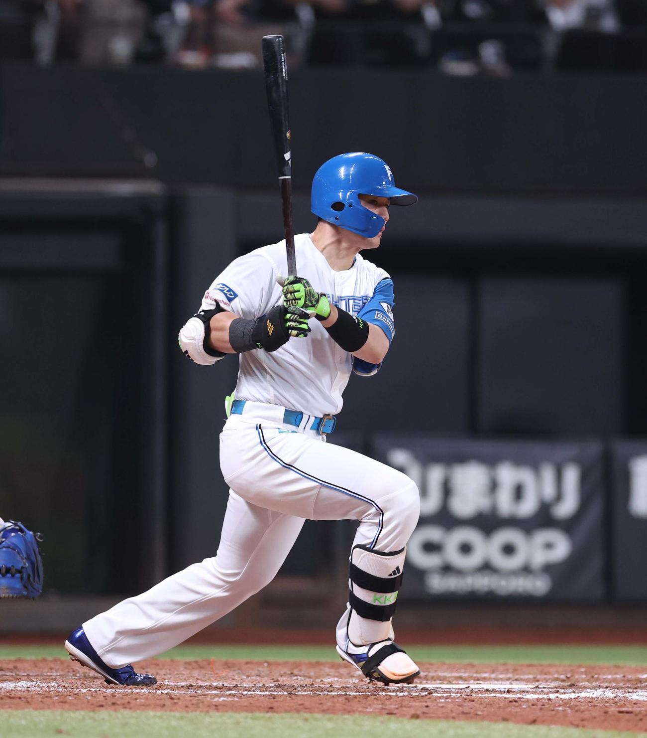 日本ハム対オリックス　9回裏日本ハム1死、右前打を放つ清宮幸（撮影・黒川智章）