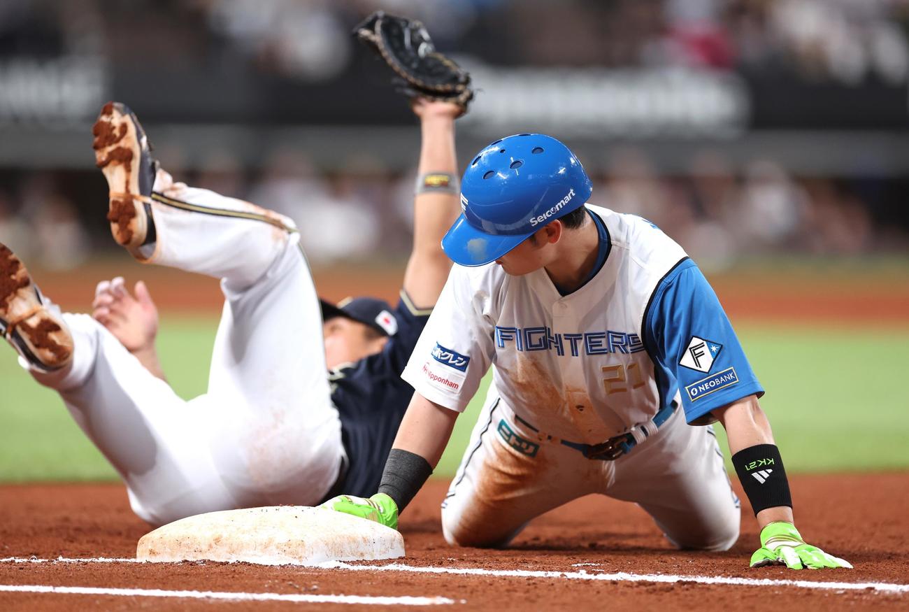 日本ハム対オリックス　7回裏日本ハム無死一塁、投手からの牽制でアウトになる清宮幸（撮影・黒川智章）