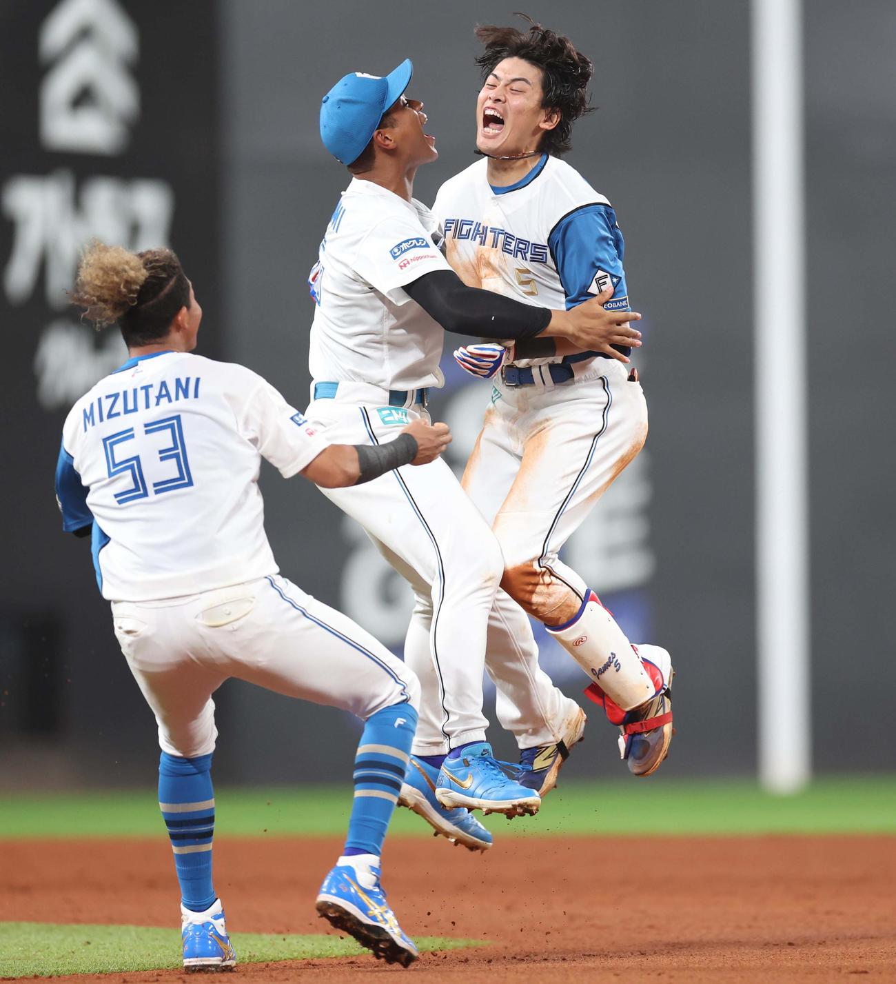 日本ハム対オリックス　9回裏日本ハム2死満塁、右中間に走者一掃のサヨナラ二塁打を放ちナインと抱き合う野村（右）（撮影・黒川智章）