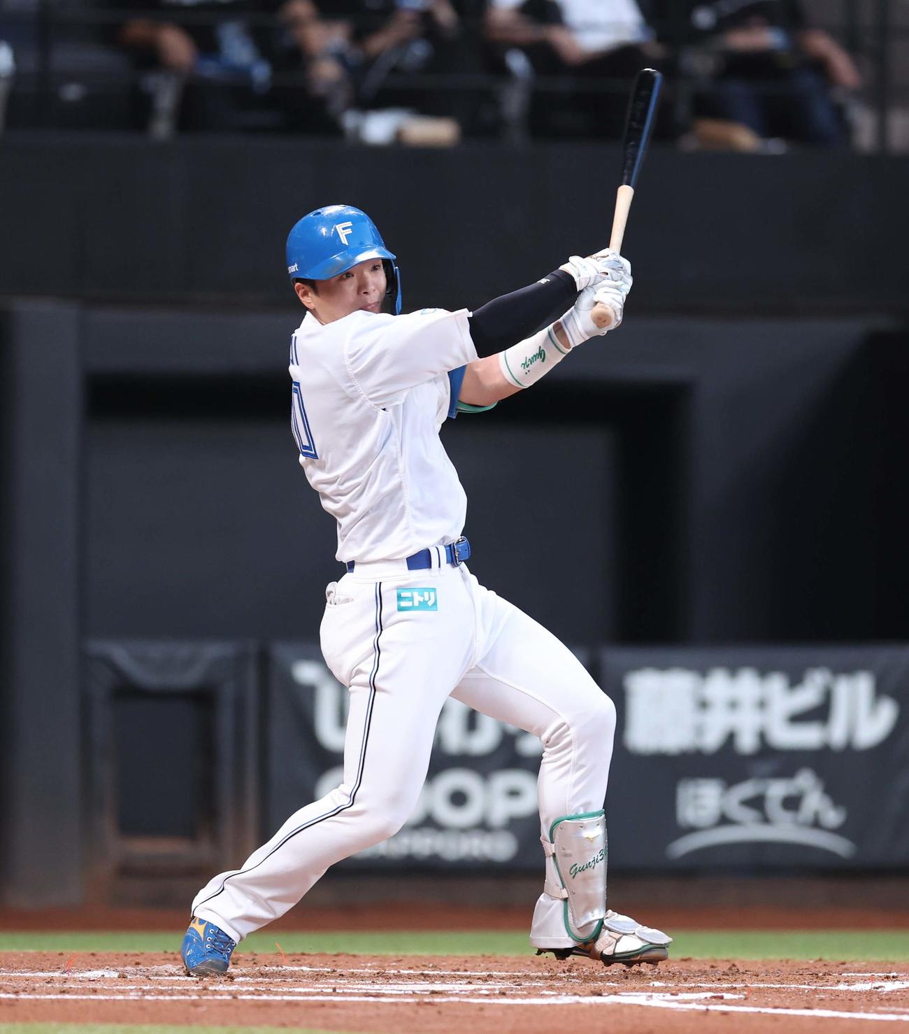 日本ハム対オリックス　1回裏日本ハム2死二塁、右前適時打を放つ郡司（撮影・黒川智章）