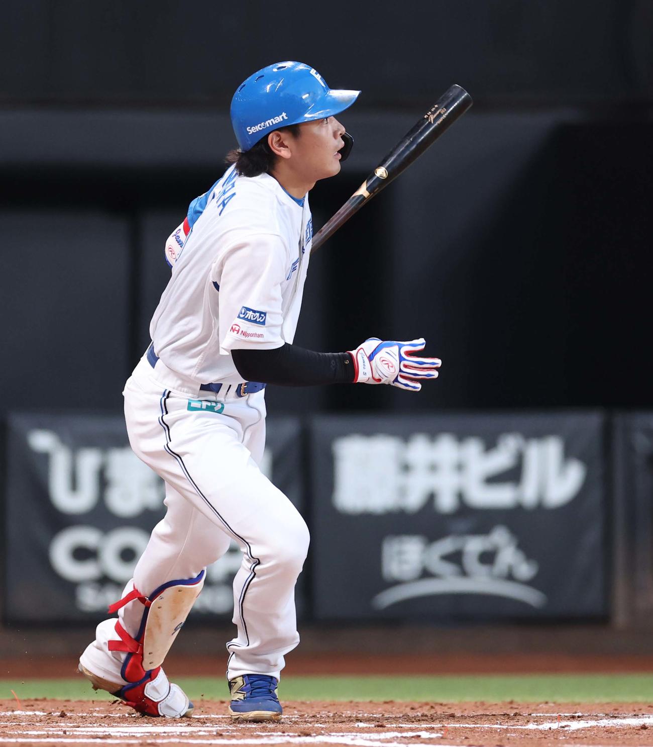 日本ハム対オリックス　1回裏日本ハム2死一、三塁、左前適時打を放つ野村（撮影・黒川智章）