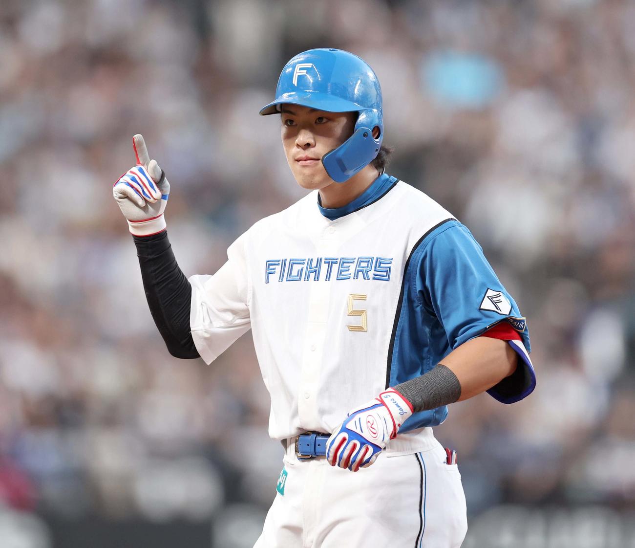 日本ハム対オリックス　1回裏日本ハム2死一、三塁、左前適時打を放ちポーズをとる野村（撮影・黒川智章）
