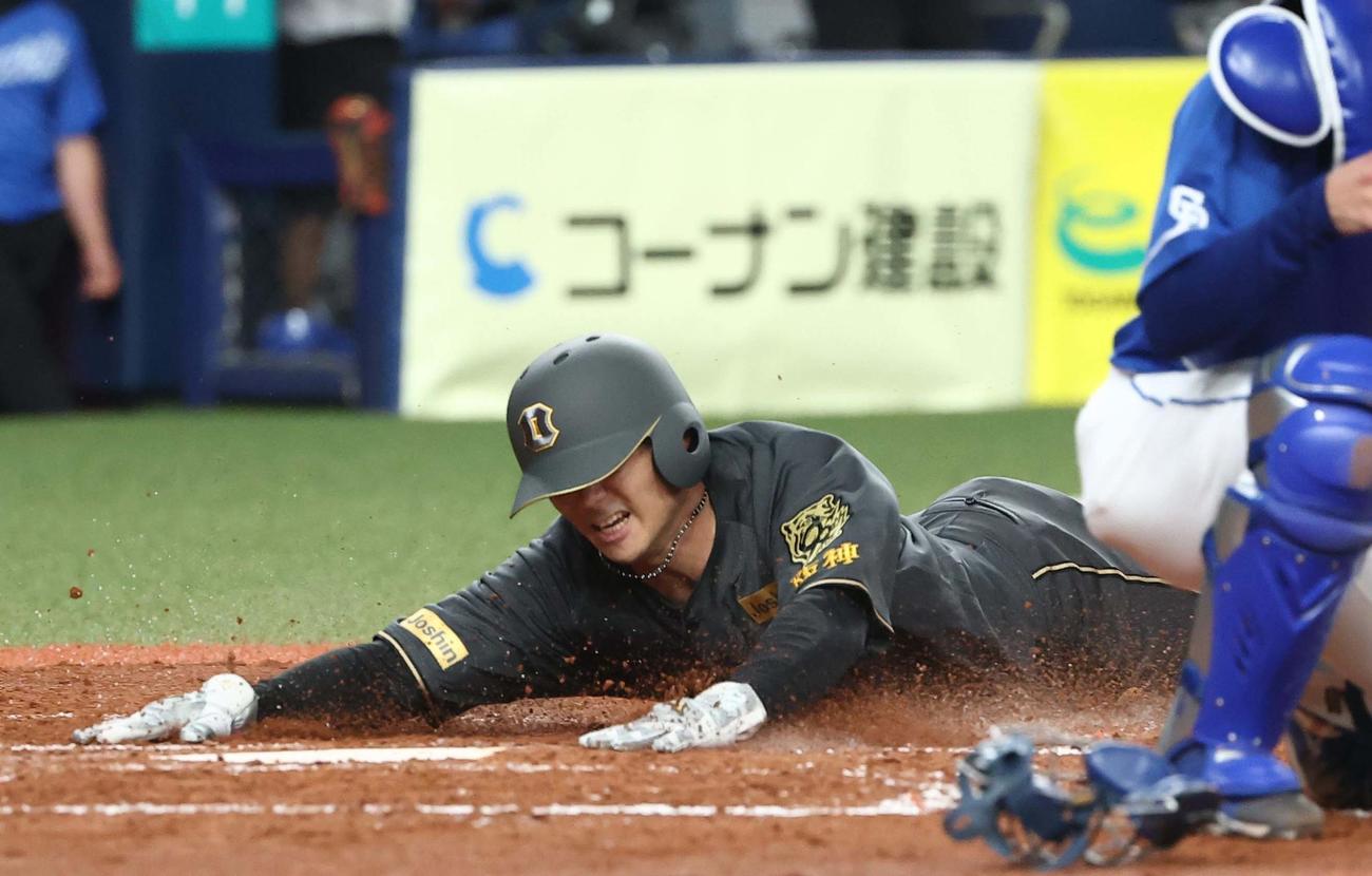 阪神対中日　2回裏阪神1死一、二塁、井坪の内野安打とチェイビスの悪送球で生還する栄枝（撮影・上田博志）