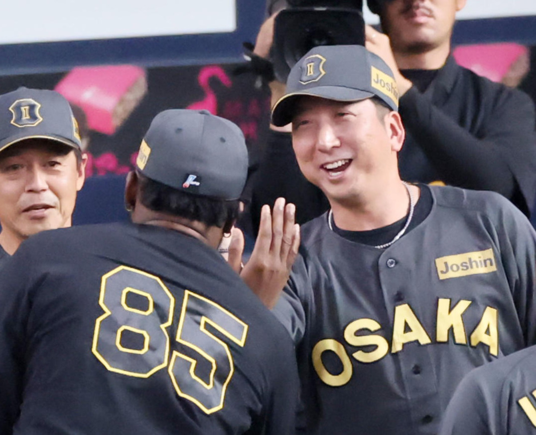 阪神対中日　勝利投手のドリスと笑顔でタッチする藤川監督（右）（撮影・加藤哉）