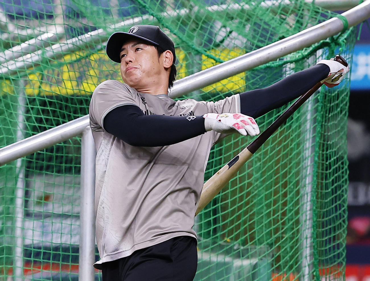 阪神対中日　早出でロングティーをする阪神梅野（撮影・藤尾明華）