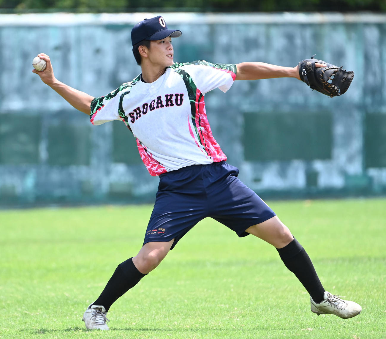 キャッチボールをする沖縄尚学の宜野座恵夢（撮影・石井愛子）