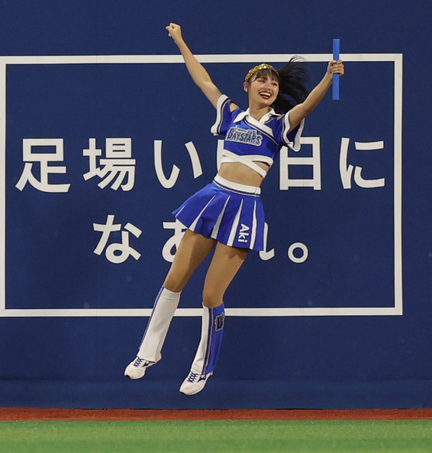 DeNA対広島　ハマスタバトルで勝利し喜ぶdianaのAki（撮影・野上伸悟）