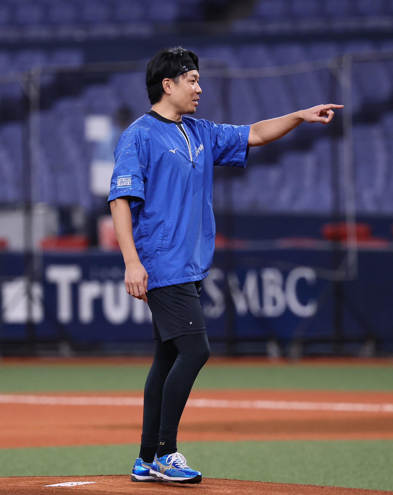 阪神対中日　マウンドを確認する中日大野（撮影・藤尾明華）