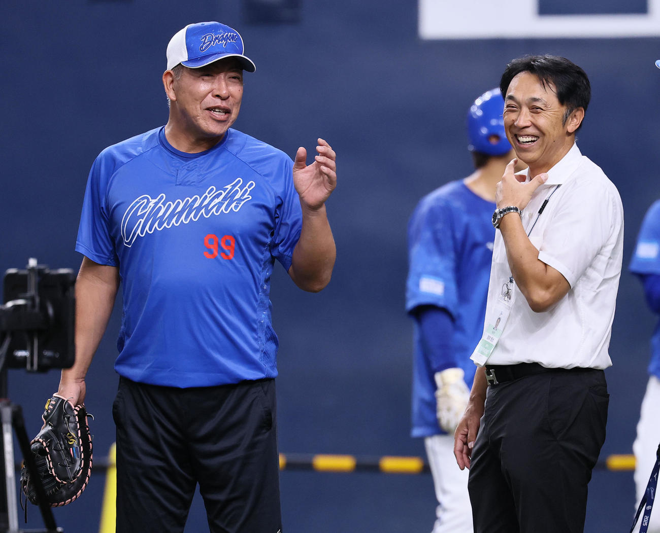 阪神対中日　中日井上監督と話しをする宮本慎也氏（撮影・藤尾明華）