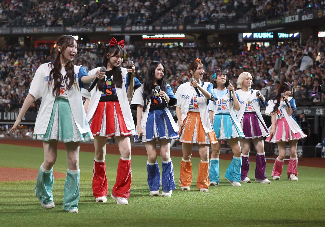 日本ハム対オリックス　試合前にミニライブをするCANDY TUNE（撮影・黒川智章）
