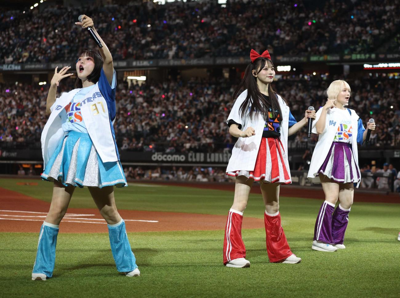 日本ハム対オリックス　試合前にミニライブをするCANDY TUNE（撮影・黒川智章）
