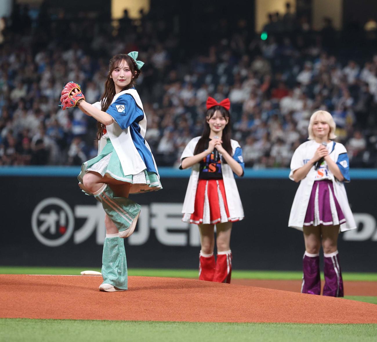 日本ハム対オリックス　ファーストピッチセレモニーで投球するCANDY TUNEの小川奈々子（撮影・黒川智章）