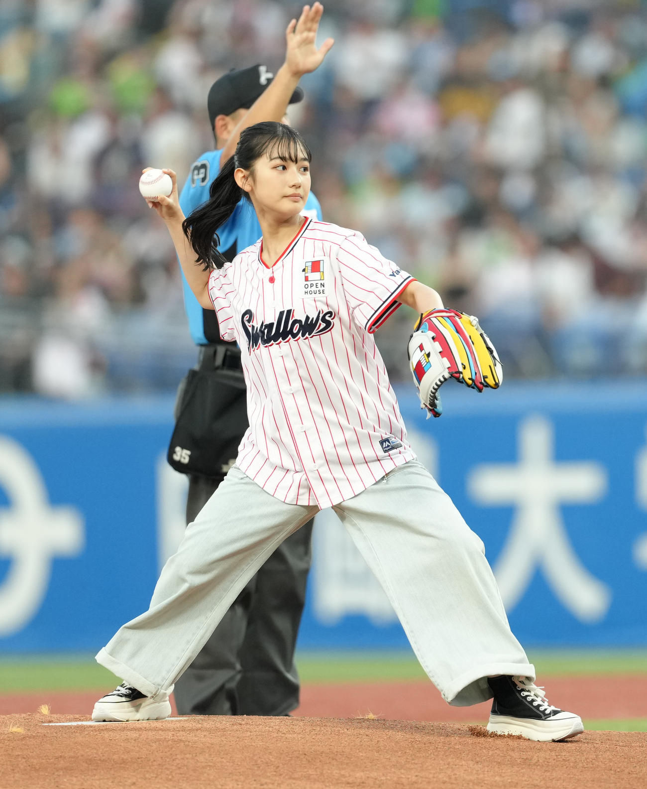 ヤクルト対巨人　始球式を務める藤本唯千夏（撮影・菅敏）