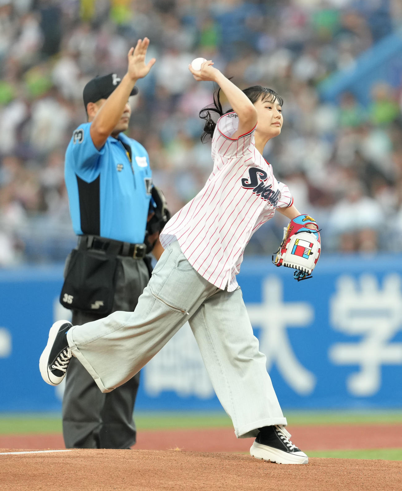 ヤクルト対巨人　始球式を務める藤本唯千夏（撮影・菅敏）