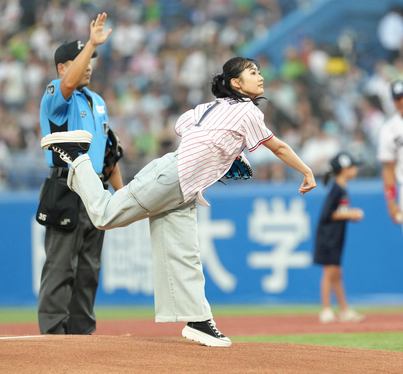 ヤクルト対巨人　始球式を務める藤本唯千夏（撮影・菅敏）
