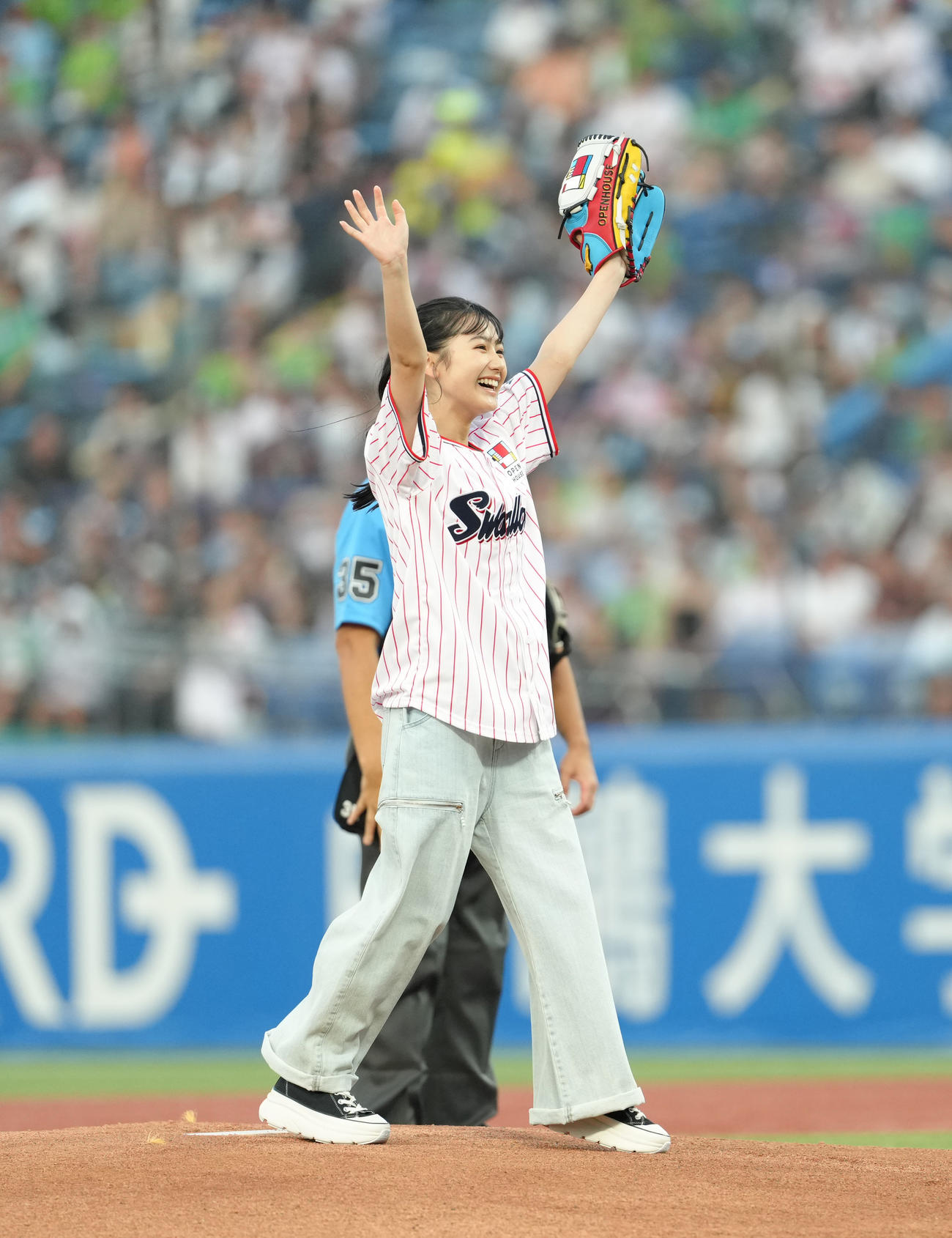 ヤクルト対巨人　始球式を務める藤本唯千夏（撮影・菅敏）